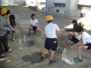 噴水でどこまでボールが飛ぶかな？競い合う子どもたち