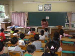 「ありがとうございます。」お礼のあいさつをする子どもたち(8:25)