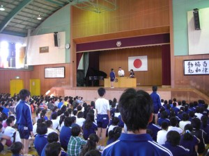 日清カップ県小学生陸上競技会で入賞されたみなさんに賞状とメダルが伝達されました