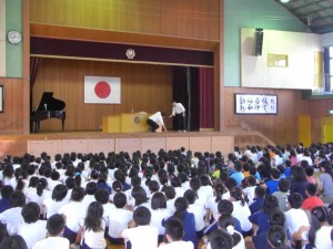 校長先生と教頭先生による寸劇(8:10)