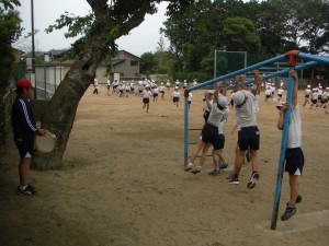 ６年生の太鼓のリズムに合わせてうんていにチャレンジする子どもたち(10:20)