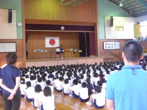 児童会役員のお話　運動会の標語募集　緑の羽根募金のお礼について話がありました。(8:15)