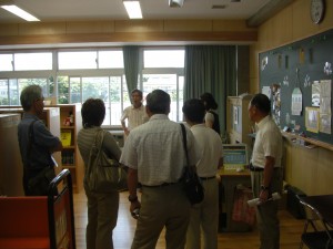 昨年秋に開館した学校図書館の視察(14:25)