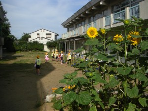 本館校舎前で水やりをする１，２年生(7:50)