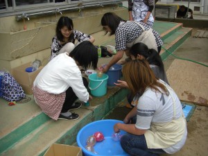 水風船を準備する役員のみなさん(14:20)