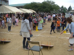 わなげを楽しむ子どもたち(16:45)