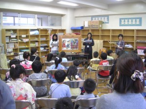 本校1年担当職員による紙芝居(17:15)