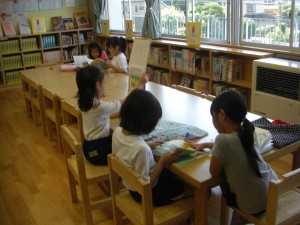 図書室で本を読む子どもたち(13:05)