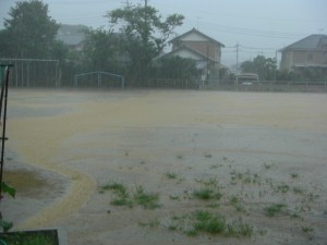 突然の雨でグラウンド一面水浸しです(11:55)