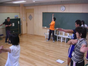 額に汗を光らせながら踊り続ける本校職員(17:00)