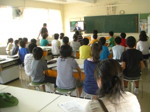 薬物の恐ろしさについての映像を見ています。(10:35)