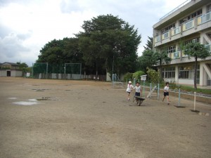 掃除が終わり，教室へと戻る子どもたち(13:50)