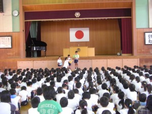 ２学期の抱負を発表する代表児童(8:20)