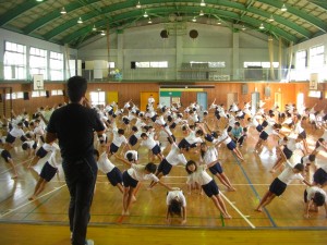 ３人技の練習をする５，６年生の子どもたち(8:50)