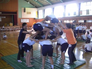 タワーにチャレンジする女子チーム(15:35)