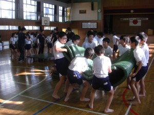 すばやくマットを片付ける子どもたち(15:50)