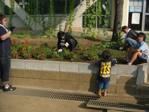 花壇の草取り　入学前のお子さんも手伝っています(7:55)