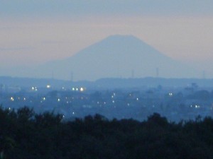 鹿島小から見た富士山　直線距離で約１８０ｋｍあるそうです。(18:05)