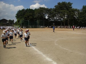 号令とともに入場する３・４年生(10:50)