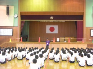 体育主任の先生によアドバイスを聞く子どもたち(15:10)