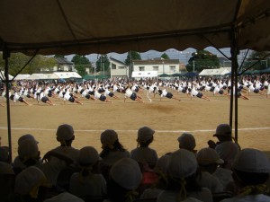 組体操２０１２　５，６年生の演技を見て盛大な拍手を送る１～４年生(14:30)