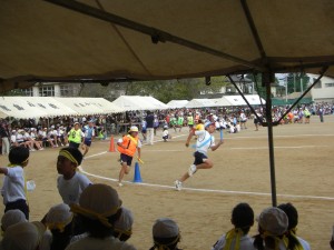 三団対抗リレー　力走するアンカーの選手たち(14:50)