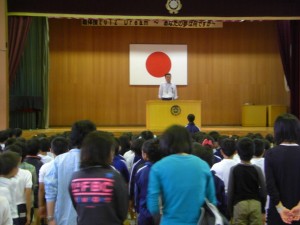 校長先生と朝のあいさつで朝会が始まります　「おはようございます」子どもたちの元気な声が体育館いっぱいに響き渡りました(8:10)