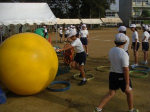 準備物を確認する子どもたち(7:40)