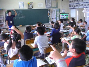 「月の沈む方位は？」あちらです！指で答える子どもたち(15:10)