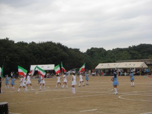 住民体育祭でバトンとフラッグの演技を披露するバトンクラブのみなさん