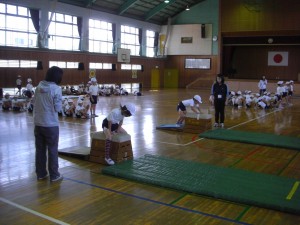 ２年学年体育　跳び箱を使った運動遊びをする子どもたち