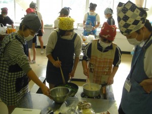 野菜炒め，野菜シチューを調理しています。(10:55)