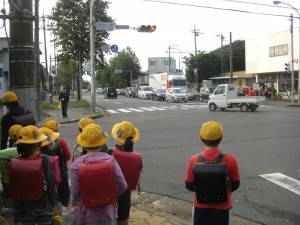 鹿島小前交差点・・・学校へと向かう子どもたち(7:45)