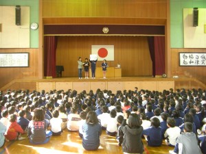 本に関するクイズを出題する子どもたち(8:15)