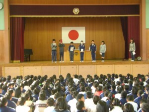 先生方おすすめの本を紹介する子どもたち(8:20)