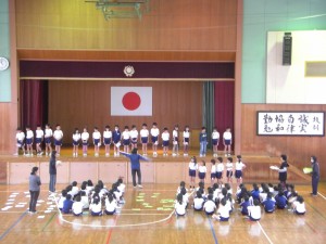 音楽劇の練習をする子どもたち(11:50)