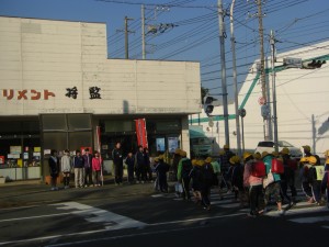さわやかなあいさつ　児童会役員と各委員長のみなさん(7:45)