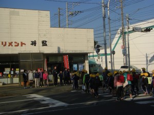 さわやかなあいさつ　児童会役員と各委員長のみなさん(7:45)