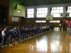 「気持ちを歌声にのせて届けましょう」　先生のアドバイスに身ぶりをまじえながら歌う子どもたち(8:50)