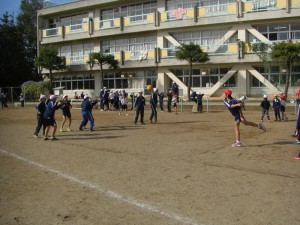 ドッジボールで遊ぶ６年生(13:10)