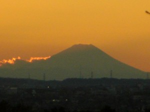 本校から見た夕焼けと富士山(16:20)