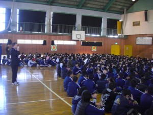 校長先生から，渡辺先生のお誕生日について紹介がありました。(8:25)