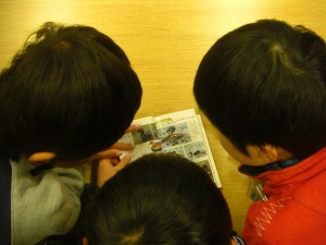 野鳥の図鑑を読む子どもたち(10:20)