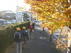 紅葉の木々の下　学校へと向かう子どもたち(7:45)