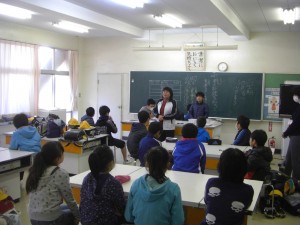 ２学期の反省を行う給食委員のみなさん(15:10)