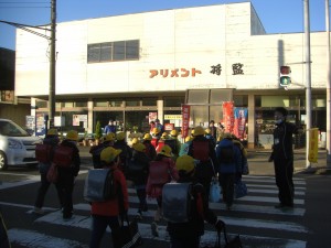 児童会のあいさつ運動　鹿嶋警察署の方々，地域の方々にもご協力いただきました。ありがとうございます。(7:45)