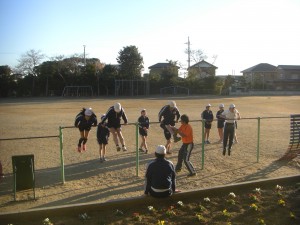 先生のサポートを受けながら連続技にチャレンジする子どもたち(15:30)