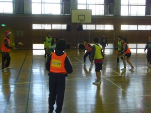 ボール運動を通して活動する子どもたちと名良橋氏(14:05)