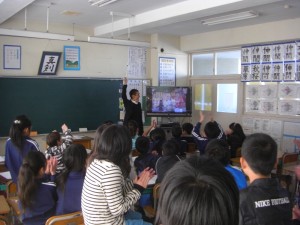 ゴールシーンの映像を見て，大きな歓声があがりました(15:00)