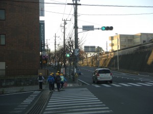 鹿島高校北交差点にて　学校へ向かう子どもたち(7:30)